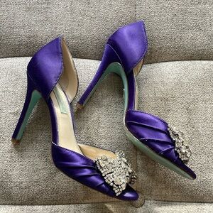 Vintage Betsy Johnson, purple satin heels, size 5